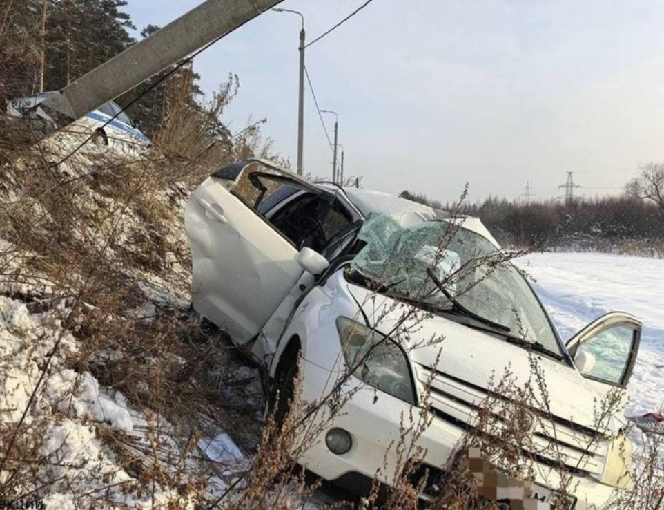 Днём на Плишкинском тракте произошла авария, в результате которой погибла женщина. В больницу были доставлены трое детей, находившихся в её автомобиле.  Инцидент случился недалеко от микрорайона Славный. 42-летняя водитель Toyota Ist превысила скорость, выехала с дороги и столкнулась со световой опорой. Женщина скончалась на месте происшествия. Полиция проводит расследование.    Хотите чем-то поделиться? Присылайте фото и видео нам   Лучшее опубликуем!