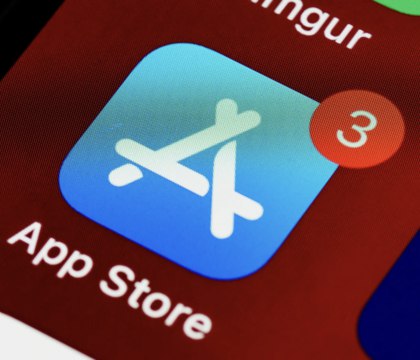Apple начала помечать приложения в App Store, в которых используются сторонние методы оплаты В начале мая завершился длительный судебный процесс между Epic Games и Apple, по результатам которого последнюю обязали открыть возможность добавления сторонних способов оплаты в приложения, размещенные в App Store. Apple исполнила решение суда, но не преминула добавить для юзеров «пугалку» о том, что пользоваться сторонними способами оплаты покупок может быть опасно. Читать далее