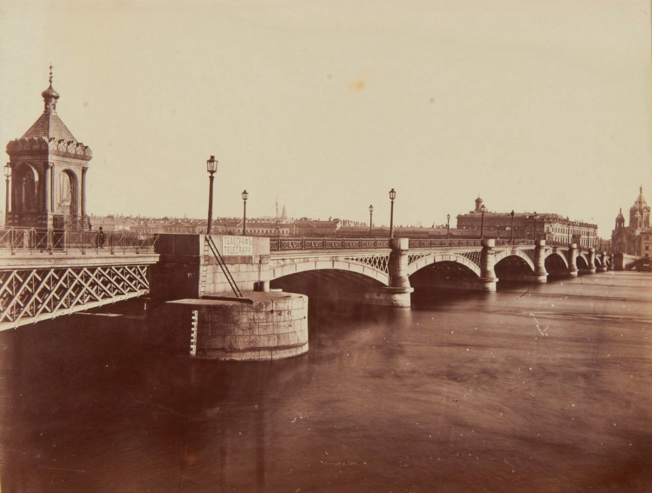 Благовещенский мост в Петербурге на дореволюционной открытке Мост построенный по проекту инженера Станислава Кербедза был открыт в этот день 175 лет назад в 1850 м году Он стал первым постоянным мостом через Неву для экипажей и пешеходов Переправу открывали при участии Николая I на тот момент мост был самым длинным в Европе около 300 метров С 1855 го по 1918 й мост назывался Николаевским а после революции стал мостом Лейтенанта Шмидта В 1930 х Николаевскую часовню снесли мост перестроили А части исторического моста перевезли в Тверь на Волгу Газовые фонари перенесли на Марсово поле к Мемориалу борцам революции В середине 2000 х мост Лейтенанта Шмидта опять реконструировали и навели мост дублер который петербуржцы прозвали сыном Лейтенанта Шмидта Но в 2007 м после завершения ремонта от Шмидтов ничего не осталось мосту вернули исконное название Благовещенский Правда от него до нас дошли только деревянные сваи и литые перила работы Александра Брюллова rodinargru