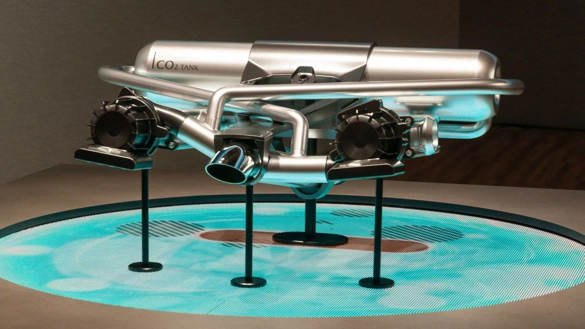 Углеродно нейтральный транспорт в прошлом Японцы придумали как сделать машины углеродно отрицательными Mazda сообщила о намерениях создать углеродно отрицательный автомобиль с улавливателем СО² Сам автомобиль будет работать на практически углеродно нейтральном биотопливе из водорослей которые и сами до переработки являлись поглотителями углерода Согласно прогнозам такому авто достаточно будет улавливать 10 собственных выбросов для того чтобы считаться углеродно отрицательным А 10 не предел возможностей Однако японская компания совсем не уверена в том что новая модель приживется и пойдет в серийное производство все таки улавливатель добавляет транспорту лишнего веса да и стоить такое авто будет дороже Тем не менее в компании надеются что на технологию обратят внимание может и позже и что она имеет все шансы полностью изменить отрасль автомобилестроения