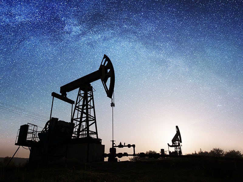 Минэнерго США снизило прогноз добычи нефти в стране Прогноз добычи нефти в США понизило Управление энергоинформации странового минэнерго. По данным ведомства, в этом году Штаты будут извлекать 13,42 млн б/с черного золота без конденсата и прочих жидких углеводородов , тогда как ранее ждало нефтедобычу на уровне 13,51 млн б/с. Прогноз понижен и на следующий год с 13,56 млн б/с до 13,49 млн б/с, пишет «Интерфакс». Оценка Минэнерго США уровня добычи в Штатах в 2024-м — 13,21 млн б/с. YouTube sponsr.ru
