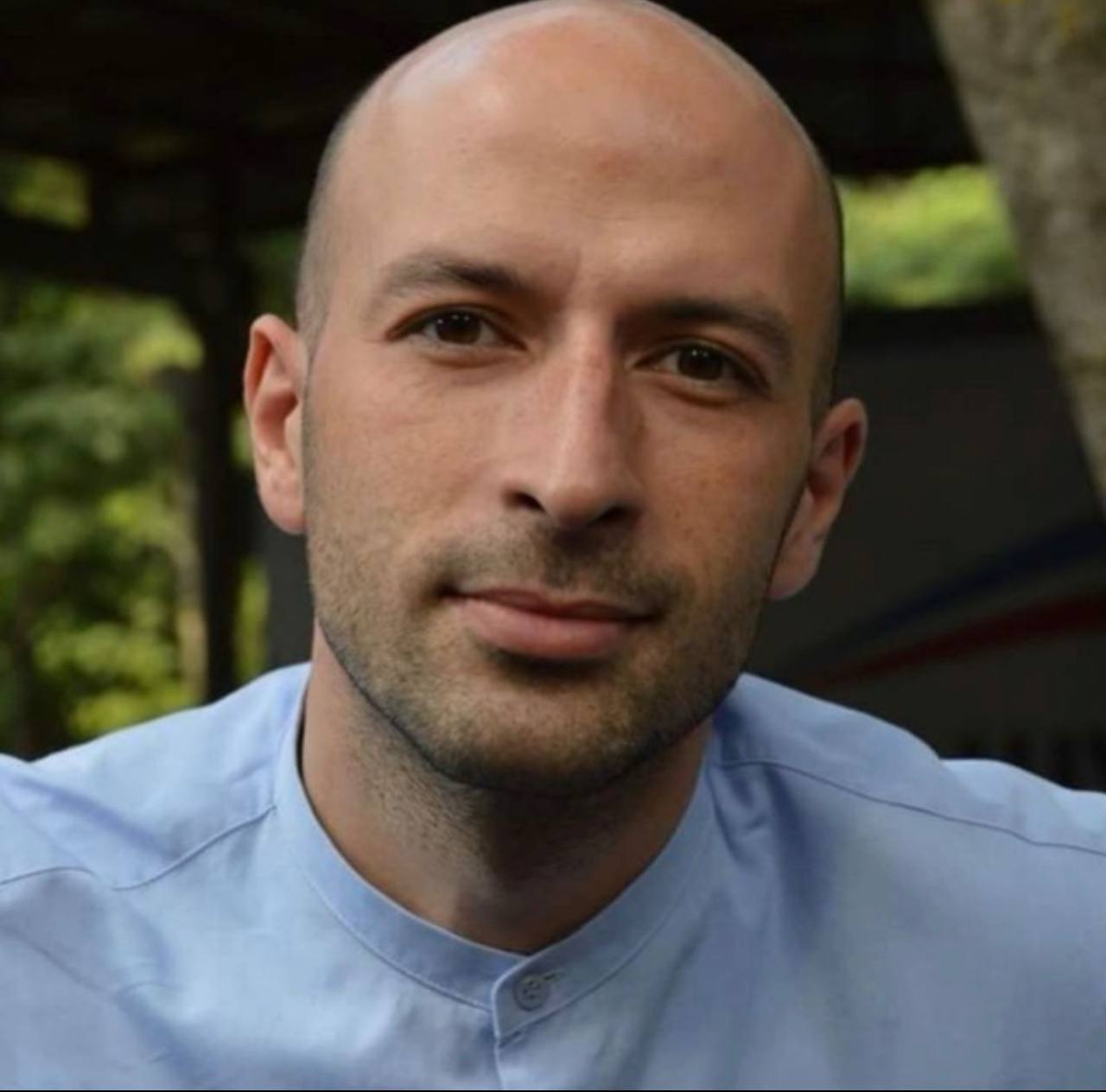 Александр Нартиков назначен советником Главы Республики Северная Осетия Алания по вопросам развития и цифровизации осетинского языка на общественных началах Соответствующий Указ подписал Глава РСО Алания Сергей Меняйло Александр Нартиков родился в 1980 году в городе Батуми Окончил Северо Кавказский государственный технологический университет по специальности Автоматизированные системы обработки информации и управления Прошёл профессиональную переподготовку в Российской академии народного хозяйства и государственной службы при Президенте Российской Федерации по программе Государственная служба и кадровая политика а также в Северо Осетинском государственном университете имени Коста Левановича Хетагурова квалификация Юрист С 2010 по 2015 год занимал различные должности в Администрации Главы РСО Алания и Правительства РСО Алания С 2015 по 2016 год работал Председателем Комитета связи и массовых коммуникаций РСО Алания С 2017 по 2018 год заместитель руководителя начальник отдела контроля надзора и разрешительной работы Управления Роскомнадзора по РСО Алания С 2019 по 2021 год директор Центра практик и проектной деятельности Северо Осетинского государственного университета имени Коста Левановича Хетагурова С 2021 по 2023 год директор Центра практик и проектной деятельности Научно образовательного математического центра Северо Осетинского государственного университета имени Коста Левановича Хетагурова С 2023 года по август 2025 года проректор Северо Осетинского государственного университета имени Коста Левановича Хетагурова С 2022 года по настоящее время директор по развитию ООО Цифровая Алания Награждён Почётной грамотой Главы РСО Алания alaniagov севернаяосетия алания главарсоа