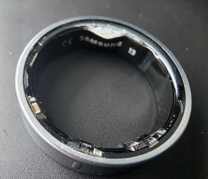 В сети появляется все больше жалоб на вздутие аккумуляторов Samsung Galaxy Ring Notebookcheck Из за деформации смарт кольца одному из пользователей пришлось обратиться в больницу чтобы снять аксессуар В сети появляется все больше жалоб на устройства Samsung Galaxy Ring У некоторых владельцев возникают серьезные проблемы с аккумуляторами Блогер Дэниел из Zone of Tech рассказал что батарея в его смарт кольце вздулась прямо перед посадкой в самолет