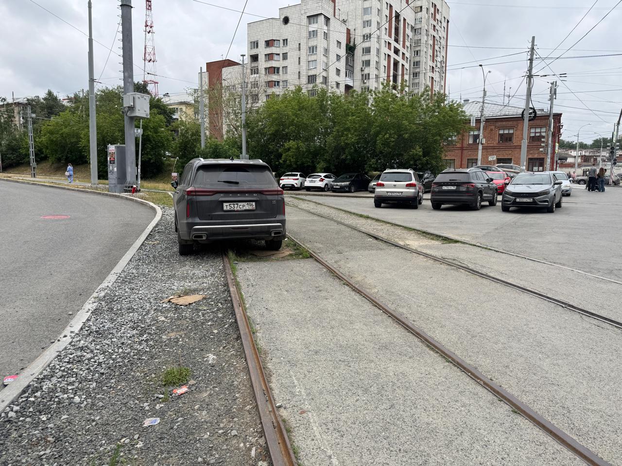 В то время как врио губернатора Свердловской области Денис Паслер идет на выборы с лозунгами улучшения работы транспорта и благоустройства в Екатеринбурге, местные автомобилисты окончательно оккупировали тротуары и паркуются уже в несколько рядов. А некоторые даже на трамвайных путях!