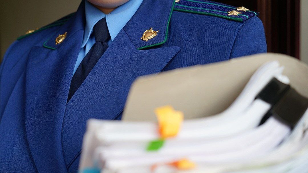 В Оренбурге суд подтвердил приговор сотрудникам УК за незаконное управление 45 домами Шестой кассационный суд общей юрисдикции оставил без изменений приговор в отношении шести работников ООО УК Галактика признанных виновными в злоупотреблении полномочиями ч 1 ст 201 УК РФ Суд установил что в феврале и марте 2023 года осужденные изготовили поддельные протоколы собраний собственников и незаконно перевели под управление своей компании 45 многоквартирных домов Оренбурга Двое организаторов получили наказание в виде принудительных работ с запретом занимать должности в сфере ЖКХ четверо штрафы от 70 до 120 тысяч рублей Кассационные жалобы защиты отклонены приговор оставлен в силе