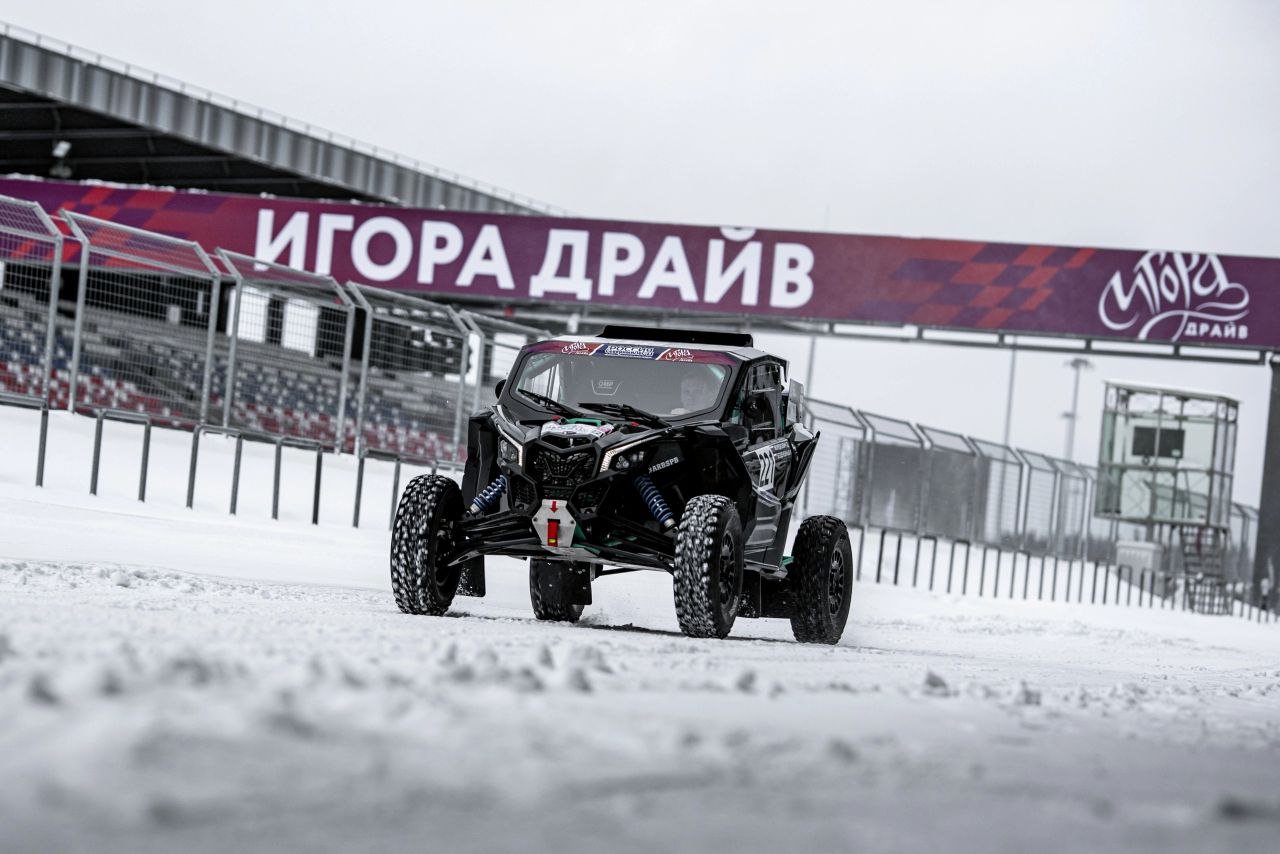 Автодром "Игора Драйв" примет баху "Россия – Северный Лес" с 7 по 9 февраля. Единственный в мире ралли-рейд по снегу и льду, объединит автомобили и мотоциклы на одной площадке.  Гонка возвращается в Ленинградскую область после нескольких лет проведения в Карелии. Штаб и сервис-парк, как всегда, будут расположены на автодроме "Игора Драйв", где пройдет техническая и административная проверка.  В 2025 году трасса была переработана. Большая часть гонки пройдет по новым, скоростным участкам в Приозерском и Выборгском районах. Автомобилисты преодолеют около 400 километров, мотоциклисты — 120 километров.  Гонка пройдет в двух статусах: этап чемпионата России по ралли-рейдам и Всероссийское соревнование по моторалли.   Награждение победителей состоится в воскресенье вечером. Баха "Россия – Северный Лес" станет центральным спортивным событием зимнего сезона для Ленинградской области и Санкт-Петербурга.       Отправить новость