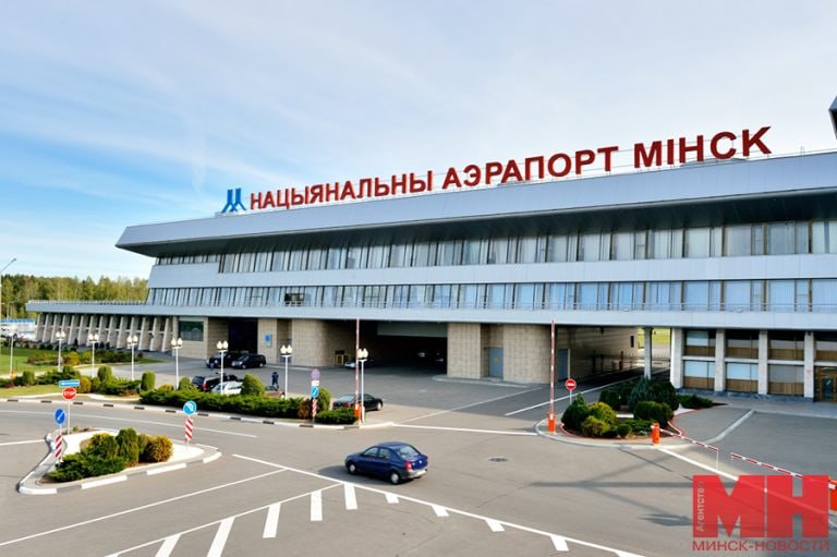 Платную автомобильную стоянку в минском аэропорту открыли после ремонта.  Парковка, рассчитанная на 1 283 машино-места, расположена слева от здания аэропорта. На территории работает система контроля времени стоянки и движения транспорта.  Новые тарифы:   первые 4 часа — 5 рублей;  24 часа и каждые последующие сутки — 10 рублей.  «Минск-Новости» MINSKNEWS.BY Telegram Viber FB  VK Inst TikTok  YouTube