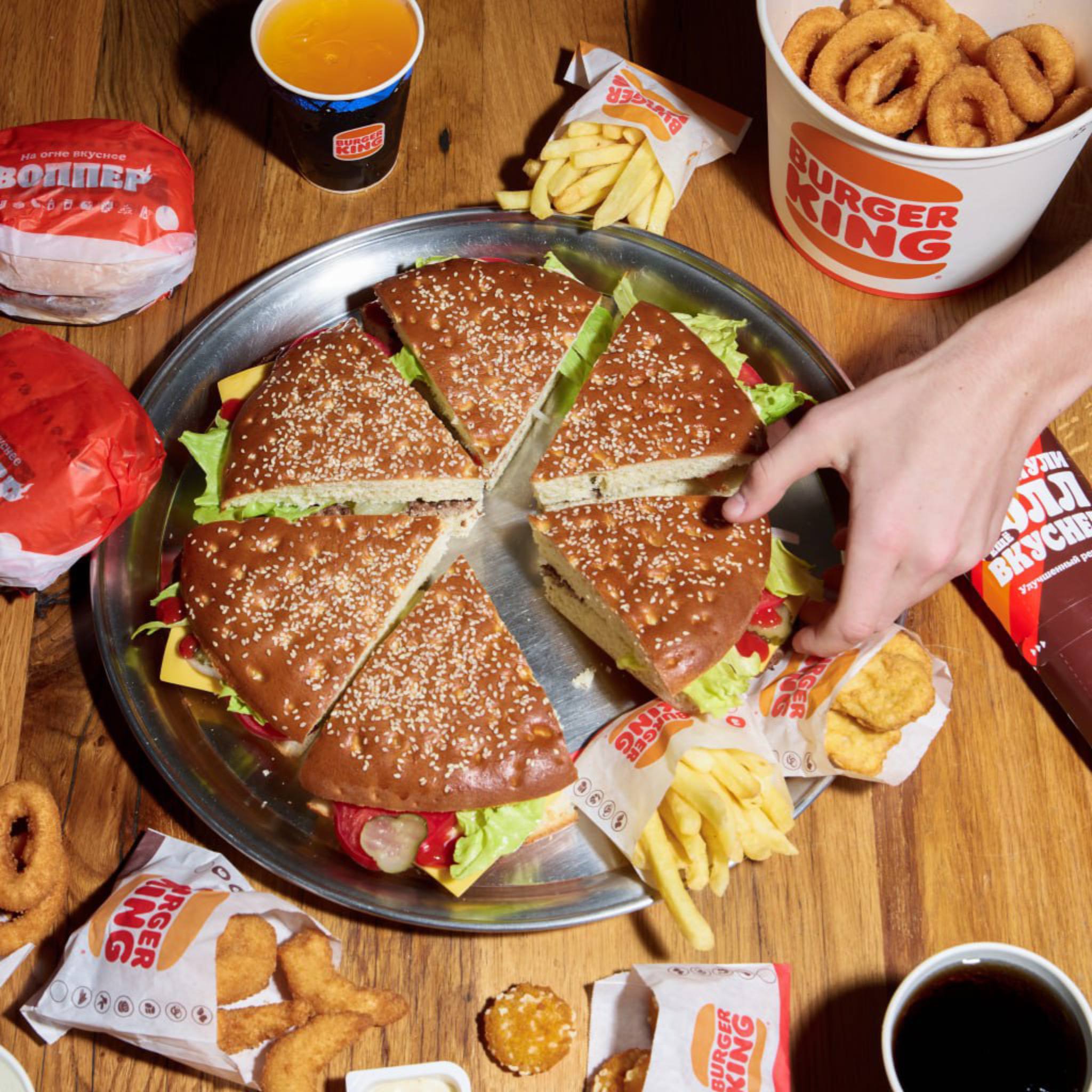 У Бургер Кинга новое блюдо воппер пицца Ее можно будет разделить на шесть частей Состав новинки полностью повторяет классический воппер В коробке также будет настольная мини игра для компании напечатанная на крышке Новая позиция в меню появится уже завтра 29 октября Сочник