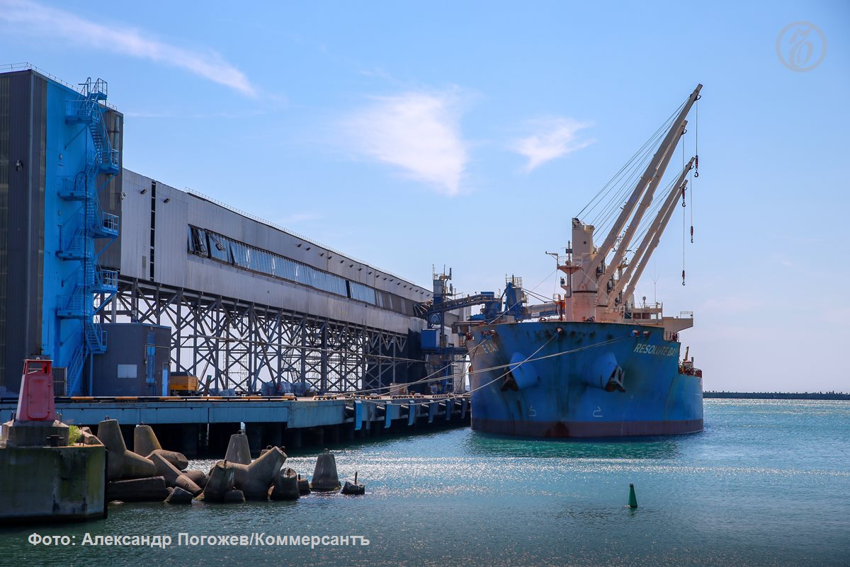 Арбитражный суд Краснодарского края удовлетворив иск Генпрокуратуры обратил в казну стратегическое предприятие ООО Туапсинский морской коммерческий порт которым владел участник этнической ОПГ Шахлар Новрузов По данным надзора структуры господина Новрузова занимались не только легальной перевалкой плодоовощной продукции но и обеспечивали транзит запрещенных грузов Подписывайтесь на Ъ Оставляйте бусты