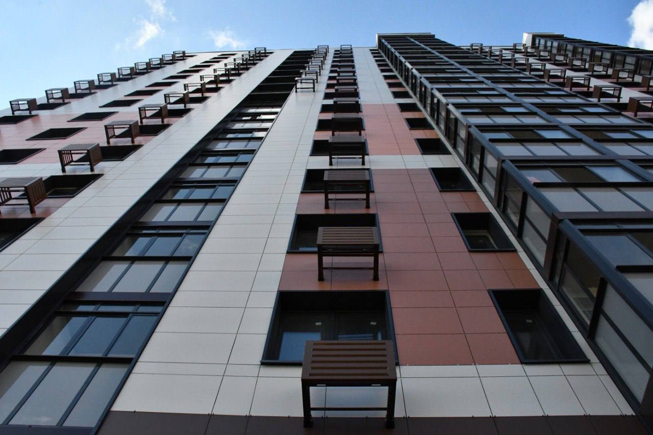 Жители 8 ми аварийных домов Жуковского получат ключи от новых квартир Работы по строительству дома для переселения завершены Ключи от квартир жуковчанам вручат 15 ноября В новостройку на улице Гагарина переедут 106 семей Это жители аварийных домов микрорайона Ильинка по адресам ул Чапаева 2 22 4 6 ул Мичурина 6 8 10 ул Клубная 9 кор 1 и 9 кор 3 Отметим что в квартирах сделан ремонт установлена новая сантехника Pak Andronik Жуковский