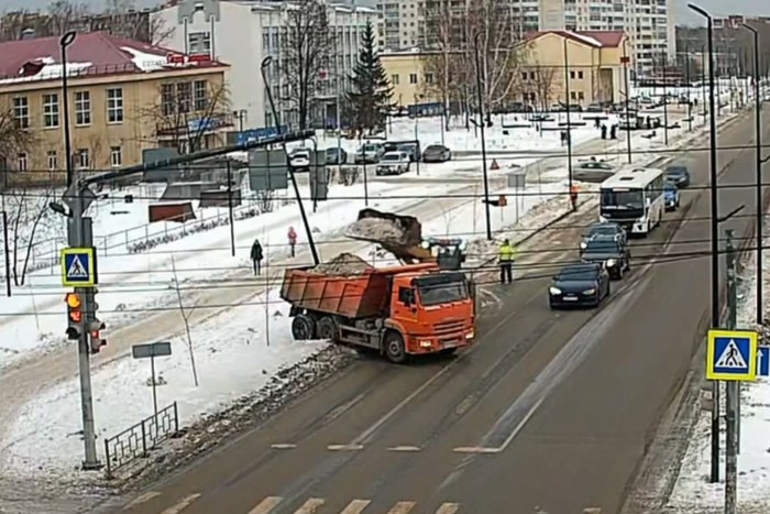 Снесли столб, прокатились по газонам: под Екатеринбургом коммунальщики устроили погром во время уборки снега  В Берёзовском рабочие устроили погром. Камера видеонаблюдения засняла, как спецтехника разъезжает по газонам, а самосвал, сдавая задом, сносит столб освещения. После этого опору подхватил ковшом тракторист и поставил на место.  — У столба освещения повреждены закладная, сама конструкция и кабельные сети. Подрядчику выставлена досудебная претензия из-за халатного отношения к выполнению работ по уборке снега с проезжей части, — рассказал мэр Берёзовского Евгений Писцов.