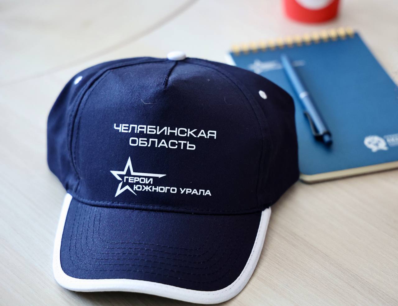 Участники программы «Герои Южного Урала» продолжают проходить стажировку По инициативе губернатора Челябинской области Алексея Текслера, в регионе запущена специальная кадровая программа для ветеранов СВО, «Герои Южного Урала». Участников проекта ждёт 4 образовательных модуля, один из которых уже завершился, и 3 этапа стажировок. За каждым из 60 бойцов закреплён индивидуальный наставник. Сейчас участники программы приступили к первым стажировкам. Ветераны спецоперации знакомятся с нюансами работы региональных министерств, ведомств и крупных предприятий. В рамках нынешнего этапа бойцы совершают объезды значимых объектов, принимают участие в публичных мероприятиях, посещают совещания, форумы и фестивали.