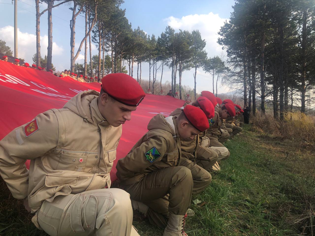 В Арсеньеве состоялся краевой фестиваль по военно-патриотическому воспитанию «Vсполох-2024» для Юнармейцев Арсеньева, Дальнегорска, Чугуевки, Анучино и Кавалерово.  Открытие мероприятия провела муниципальный координатор проекта «Навигаторы детства», начальник штаба МОСКВА ВВПОД «ЮНАРМИЯ» Елена Мищенко в МОБУ «СОШ № 8». Наталья Павловна Пуха, заместитель главы администрации АГО, а также Михаил Петрович Любецкий, начальник штаба регионального отделения ВВПОД «ЮНАРМИЯ» ПК поприветствовали Юнармейцев.  Участники возложили цветы у мемориалов города, узнали о подвигах Героев, а также о истории возникновения памятников.  Затем работа продолжилась в Арсеньевской епархии, где участники узнали о празднике Дня народного единства и указе Президента по сохранению и укреплению традиционных российских духовно-нравственных ценностей.  Ярким завершением дня стал разворот самого большого в Приморском крае знамени победы на сопке Увальная.  Охват 130 человек   #Юнармия #ЮнармияАрсеньевскогоГородскогоОкруга