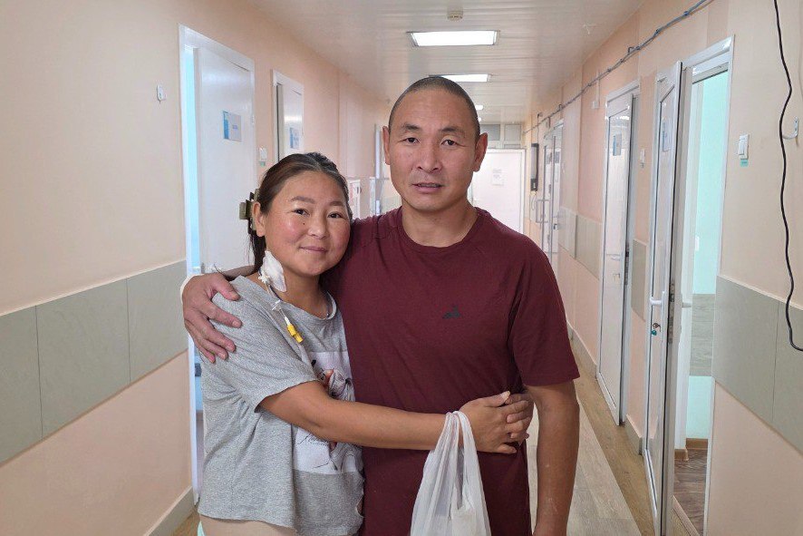 Брат отдал многодетной сестре почку В Красноярске врачи Сибирского научно клинического центра ФМБА России успешно выполнили повторную трансплантацию почки женщине В пресс службе центра рассказали что жительница Тувы Чаяна Ооржак воспитывающая 5 детей давно страдает хроническим заболеванием почек В 2019 году ей провели первую пересадку почки стабилизировав ее состояние Но в 2022 году орган пришлось удалить из за осложнения после перенесенного ковида и пропуска из за этого поддерживающей терапии Женщина повторно обратилась к врачам и ее включили в лист ожидания Семье пациентки рассказали о возможности проведения родственного донорства и отдать свой орган ей согласился старший брат Донорский орган заработал прямо на операционном столе Операция по трансплантации прошла успешно Благодаря тому что это была родственная пересадка забор почки и пересадка проходили одномоментно Это позволило минимизировать холодовую или тепловую ишемию состояние при котором нарушается кровоснабжение какого либо органа или участка тканей что приводит к недостатку кислорода и питательных веществ Сама операция длилась три часа Почку сразу подключили к кровотоку и она заработала рассказал врач хирург Евгений Карташков Состояние пациентки после повторной пересадки почки стабильное функция пересаженного органа удовлетворительная После выписки женщина продолжает амбулаторное наблюдение по месту жительства Newslab в ТГ МАХ ОК ВК Дзен Буст