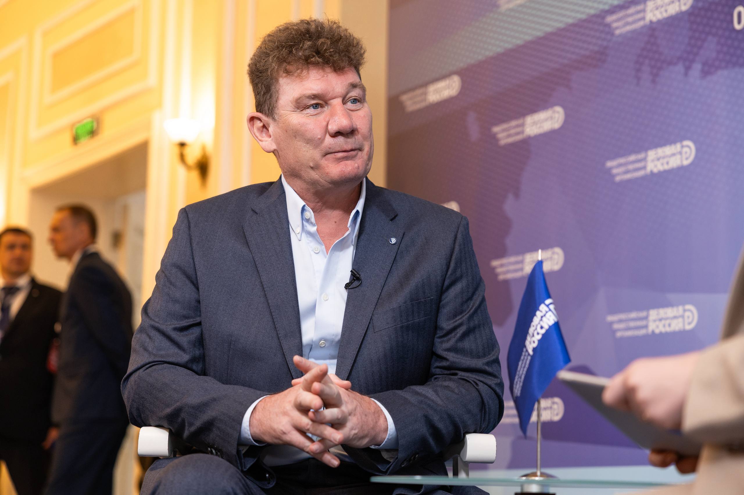 Минтранс работает над поправками в КоАП чтобы строже наказывать иностранных перевозчиков за нарушения российских правил Планируется отменить для них льготную оплату штрафов и разрешить задерживать транспорт до устранения нарушений Председатель комитета Деловой России по транспортной логистике и президент АвтоГрузЭкс Вадим Филатов заявил Известиям что российские автоперевозчики работают в менее выгодных условиях по сравнению с иностранными компаниями прежде всего из Китая и стран ЕАЭС По оценке АвтоГрузЭкс себестоимость перевозок в Китае на 33 ниже обслуживание одного грузовика обходится в 624 тыс руб в месяц против 936 тыс руб в России при пробеге 13 тыс км По словам делоросса существенную роль играют более дешевая техника 4 5 млн руб против 6 5 млн руб льготный лизинг под 3 5 вместо 21 25 более низкие затраты на ремонт и персонал а также ставка НДС 9 против 22 В 2026 году себестоимость перевозок для российских компаний может вырасти еще на 12 14 а с учетом налоговой нагрузки до 20 что усилит разрыв и снизит их конкурентоспособность на международных маршрутах