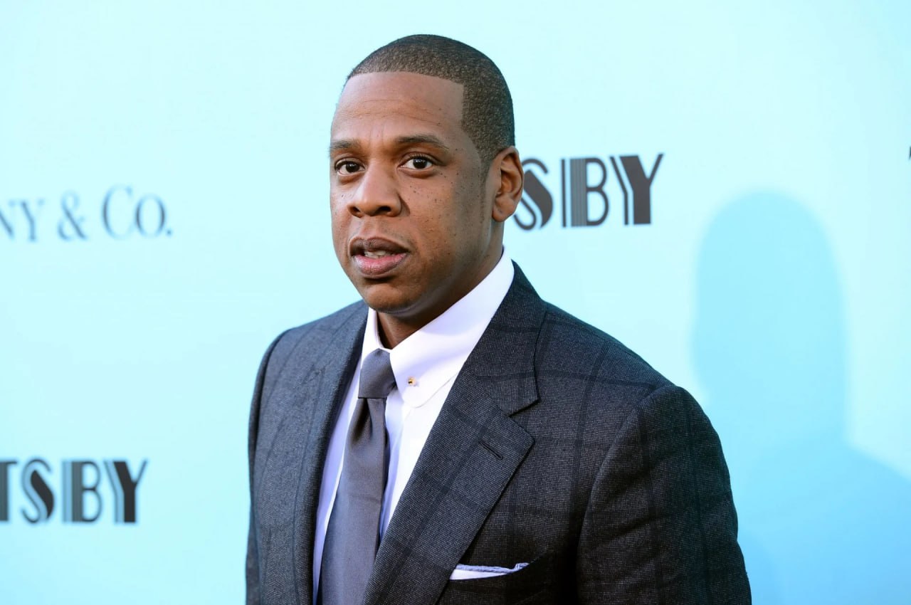 Forbes признала рэпера Jay Z самым богатым музыкантом в мире Его состояние составляет 2 6 млрд Это больше на миллиард чем у прошлого лидера списка Тейлор Свифт yozhiktoo