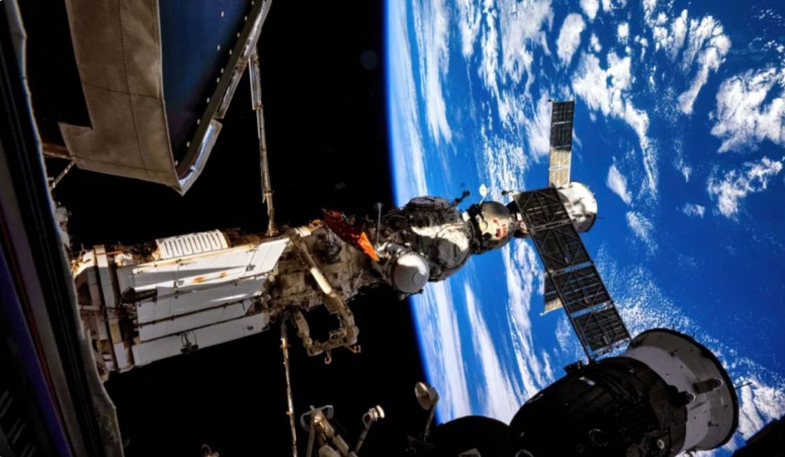 ЧП на МКС NASA отменило выход в космос и засекретило трансляции Агентство НАСА рассматривает возможность досрочного завершения миссии Crew 11 на Международной космической станции из за проблем со здоровьем одного из астронавтов возникших 7 января В НАСА подтвердили стабильное состояние члена экипажа но подробности не раскрываются Из за ситуации отменен выход в открытый космос запланированный на 8 января в ходе которого астронавты Майк Финк и Зена Кардман должны были подготовить энергетический канал для установки новых солнечных батарей Новую дату работ объявят позже Также временно отключены две прямые видеотрансляции с МКС Если будет принято решение о досрочном возвращении это изменит график работы станции Экипаж Crew 11 состоящий из двух американских астронавтов и одного представителя ЕКА должен был вернуться на Землю на SpaceX Dragon в середине февраля Следующий полет Crew 12 запланирован не ранее 15 февраля 2026 года Неясно удастся ли ускорить его запуск для ротации экипажей Также может измениться график отбытия грузовых кораблей SpaceX Dragon и японского HTV X которые должны отстыковаться в конце января Окончательный вердикт от НАСА ожидают в течение суток   Telegram МAX все наши каналы