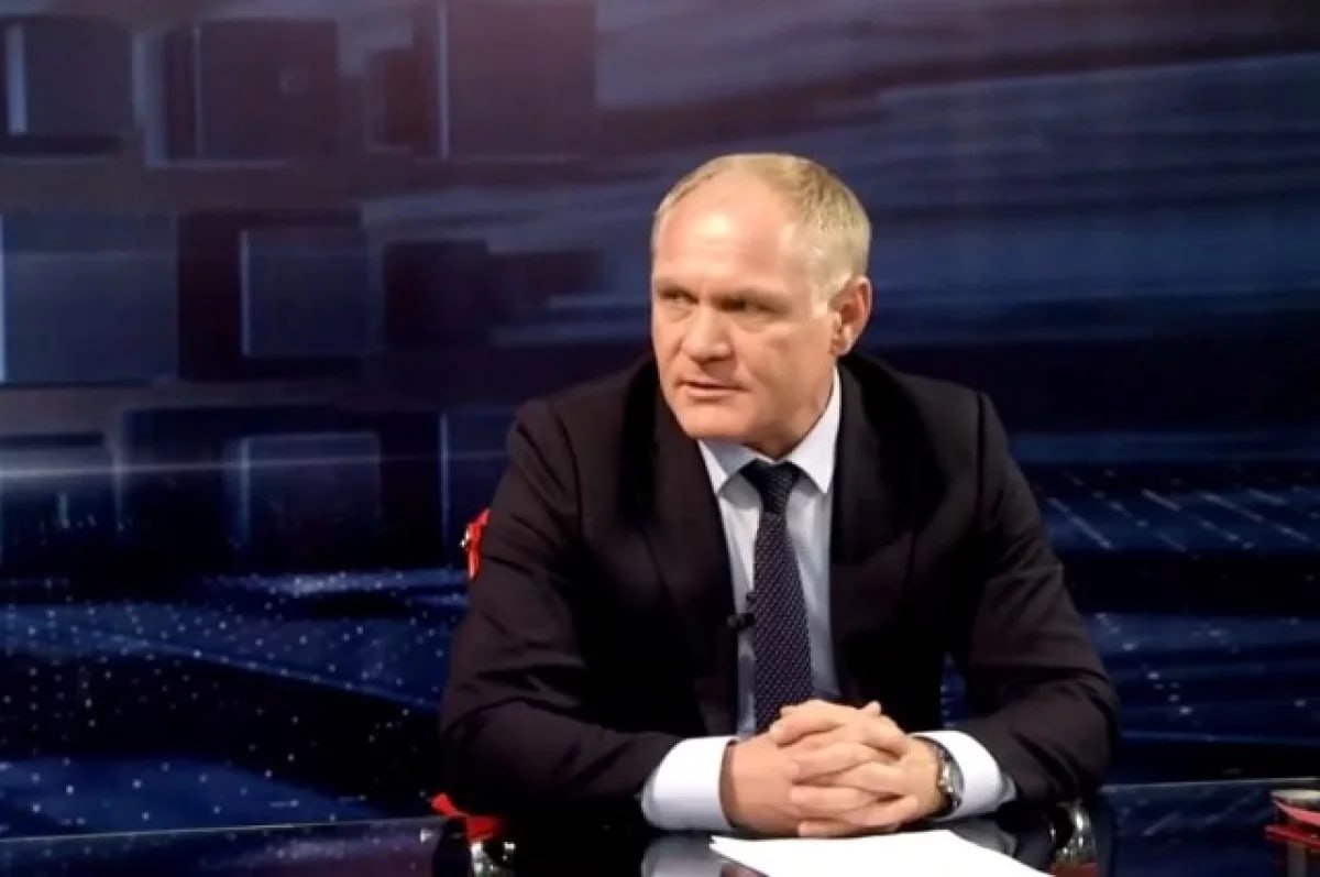 Бывшего главного нотариуса Дагестана Джалаева осудили за использование подложного документа Шамсутдин Джалаев с июля 1998 года по август 2009 года работал в МВД после этого стал нотариусом Для получения статуса он предоставил фиктивный документ о прохождении стажировки у своего отца президента Нотариальной палаты Дагестана Магомеда Джалаева Однако по закону со стажёрами в нотариате заключают трудовой договор а сотрудник милиции не имел права больше нигде работать Кроме того Шамсутдин Джалаев во время стажировки должен был принимать клиентов в рабочее время которое он на самом деле обязан был проводить на службе в МВД Прокуратура настаивала что Джалаев не мог находится в двух местах одновременно Однако несмотря на это в 2011 году он был назначен на должность нотариуса а в 2018 году и вовсе занял место отца то есть стал президентом Нотариальной палаты республики Сейчас Ленинский суд Махачкалы признал Джалаева виновным в использовании поддельных официальных документов Его приговорили к 7 месяцам ограничения свободы Это означает что в это время Джалаев не имеет права выезжать за пределы муниципалитета где живёт а также обязан приходить в правоохранительные органы для отметки Ранее Шамсутдина Джалаева лишили лицензии нотариуса с поста председателя Нотариальной палаты Дагестана он ушёл Также стало известно что брат Джалаева работал с фиктивным дипломом судьёй   Подписывайтесь на Аргументы и Факты Северный Кавказ Telegram МАХ