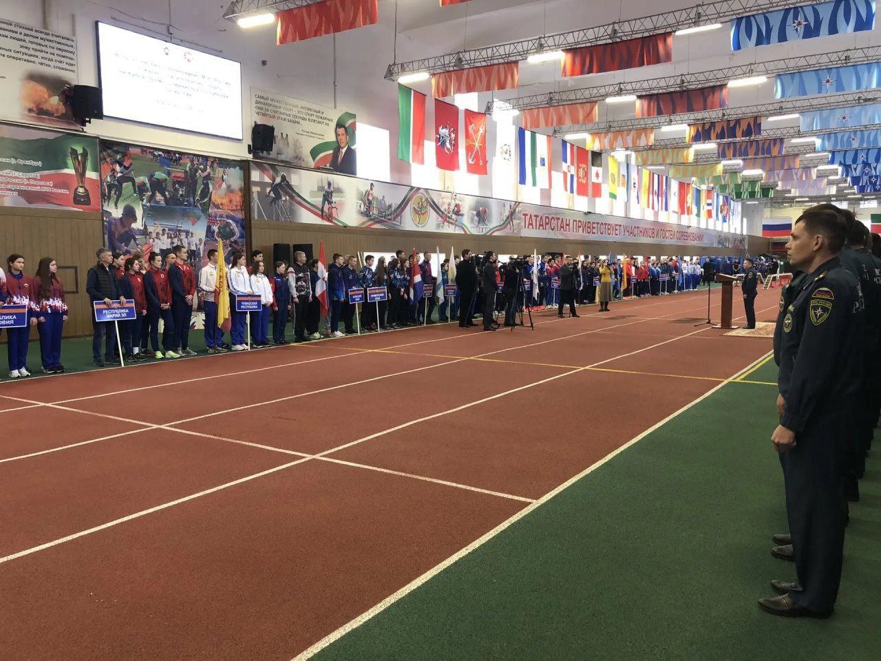 Сборная Приморского края заняла 5 место на прошедших Всероссийских соревнованиях Кубок Премьер министра Республики Татарстан по пожарно спасательному спорту в Казани   В соревнованиях приняли участие 143 юноши и девушки из 19 регионов Российской Федерации Наши спортсмены достойно представили Приморский край и до последнего забега боролись за призовые места   Ксения Чеботарева в дисциплине Полоса препятствий заняла 2 место среди юниорок 17 18 лет   Сергей Даниленко на штурмовой лестнице показал отличный результат среди юношей 14 лет 7 38 секунды Это новый рекорд Приморского края Но в финальном забеге участник к сожалению сорвался с лестницы и занял 4 место   Софья Зубцова остановилась всего в шаге от финального забега Соревнования стали отличной возможностью испытать свои силы перед предстоящим Кубком России который состоится через 3 недели в Уфе Желаем нашим спортсменам удачи и новых достижений