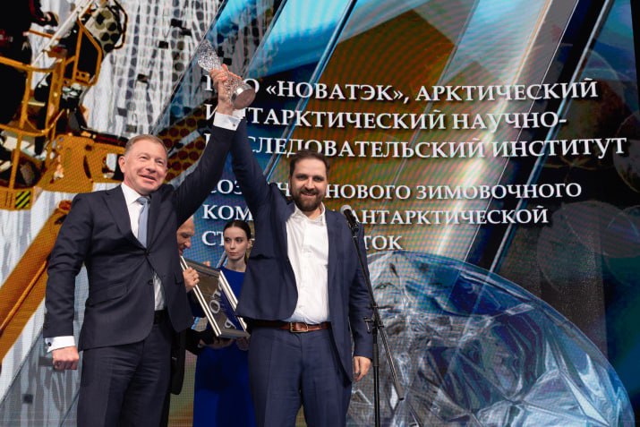 НЗК «Восток» признан победителем премии «Хрустальный компас» Проект Арктического и антарктического научно-исследовательского института вновь удостоен престижной премии «Хрустальный компас». В номинации «Лучший экологический проект промышленных предприятий, бизнеса» победителем признан новый зимовочный комплекс «Восток» в Центральной Антарктиде. НЗК «Восток» — результат совместных усилий Министерства природы, Росгидромета, ААНИИ и ПАО «НОВАТЭК». Награду директору Арктического и антарктического научно-исследовательского института Александру Макарову и заместителю председателя правления ПАО «НОВАТЭК» Дмитрию Заграничному вручал лауреат Нобелевской премии мира Владимир Котляков. «Победители «Хрустального компаса» — истинные герои нашего времени. Они — пример и источник вдохновения для современников во всем мире, — подчеркнул масштаб и значимость награды» — Владимир Котляков . НЗК «Восток» построен в самой холодной и труднодоступной точке планеты и является одной из наиболее современных и хорошо оборудованных площадок в Антарктике. Он открывает широкие возможности для развития научных исследований в экстремальных условиях. В этом году Арктический и антарктический научно-исследовательский институт получил уже четвертый «Хрустальный компас» . Ранее серебряная статуэтка присваивалась ААНИИ за проект по созданию научно-экспедиционного судна «Северный полюс» в 2023 году, за международную Антарктическую кругосветную экспедицию Antarctic Circumnavigation Expedition, АСЕ в 2018 году и за бурение глубокой скважины на станции Восток в Антарктиде и первое проникновение в подледниковое озеро Восток в 2012 году. «Хрустальный компас» — премия в области географии, экологии, сохранения и популяризации природного и историко-культурного наследия. Проводится под эгидой Русского географического общества. С 2012 года на соискание премии поступило около 5 000 проектов из 51 страны мира и всех регионов России. Фото: Феликс Геллер, Анна Зиновьева, Хрустальный компас