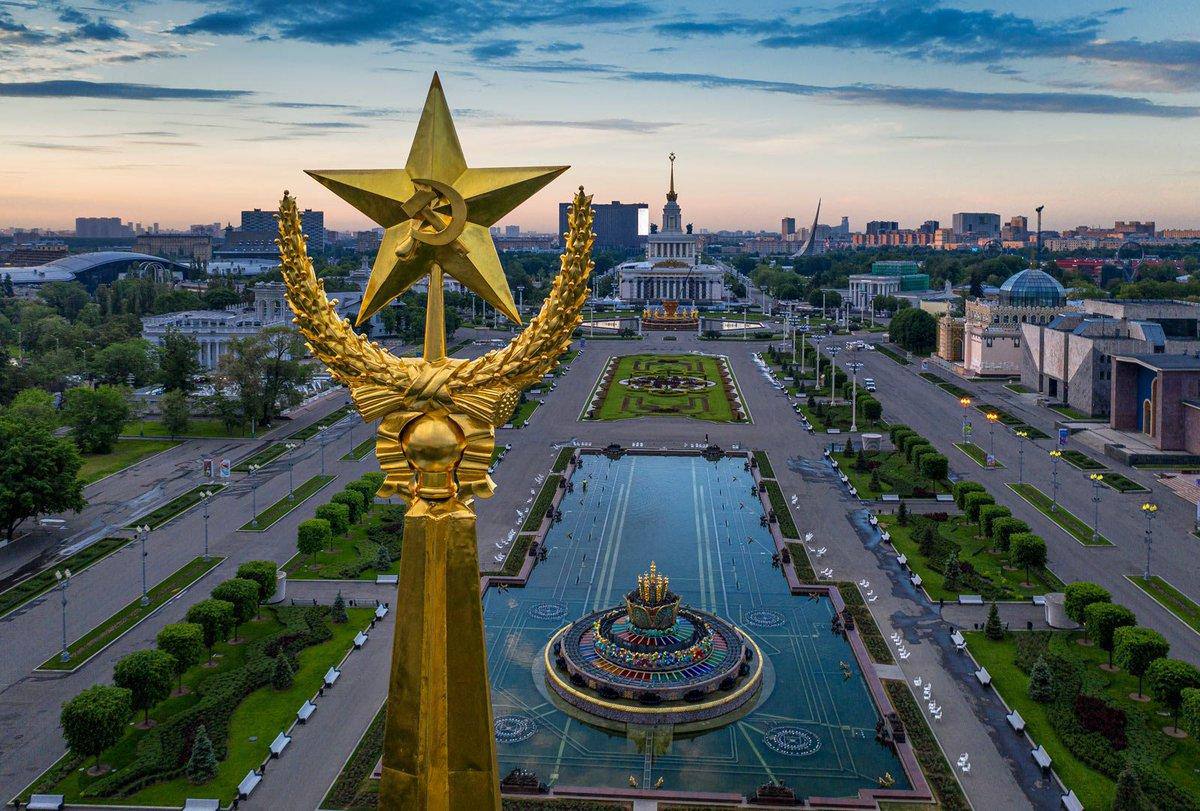 Впервые местом проведения городского выпускного в Москве станет ВДНХ. Мероприятие состоится в ночь с 27 на 28 июня.