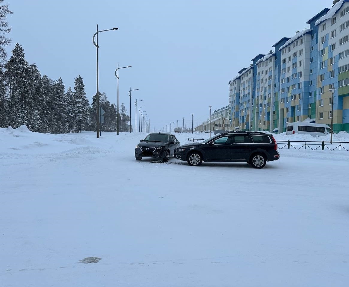 За прошедшие сутки на дорогах Ямало-Ненецкого автономного округа зарегистрировано 7 ДТП, последствиями которых стали механические повреждения транспортных средств.   С начала 2025 года на ямальских дорогах в 276 зарегистрированных ДТП, 6 человек травмированы, в их числе 2 ребёнка.     В Госавтоинспекции призывают всех участников дорожного движения быть внимательнее на дорогах и соблюдать ПДД. Водителям рекомендуют выбирать скоростной режим с учетом дорожных и метеорологических условий. Пешеходам, в темное время суток, рекомендуют размещать на верхней одежде световозвращающие элементы.  #мвдроссии #полиция #гибддянао  #гибдд #янао  #дтп