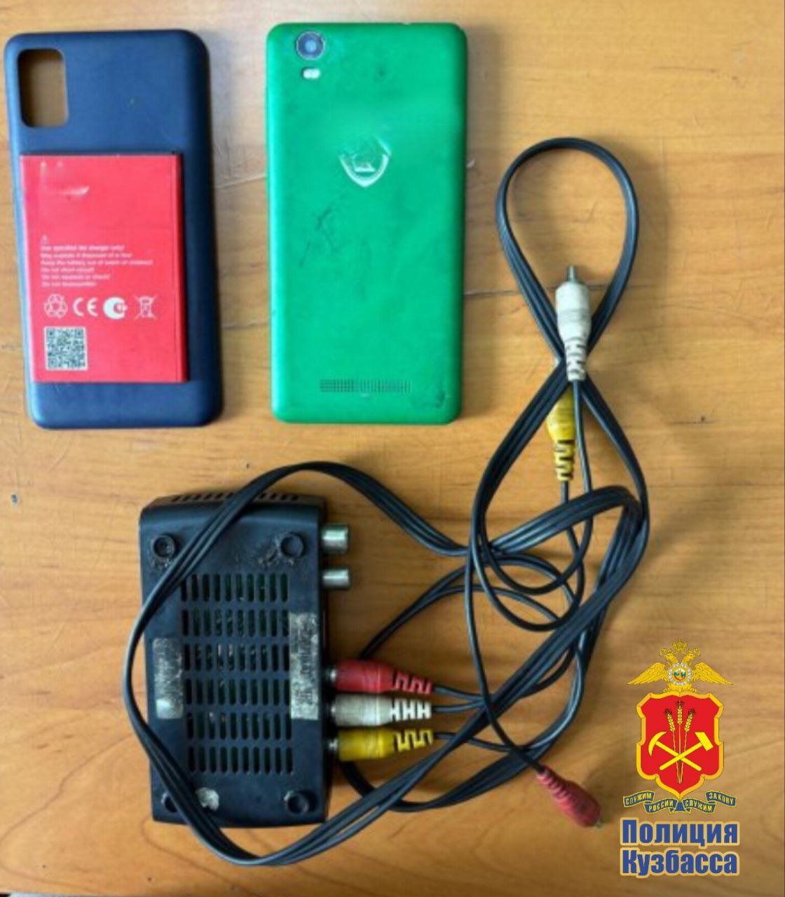 Житель Киселевска предстанет перед судом по обвинению в разбойном нападении 37 летний местный житель обвиняется в совершении преступления предусмотренного ч 3 ст 162 УК РФ Разбой В июле текущего года в дежурную часть отдела полиции Афонино ОМВД России по г Киселевску за помощью обратился мужчина который сообщил что обнаружил своего брата на крыльце его дома в бессознательном состоянии со следами побоев Из жилища были похищены 4 мобильных телефона и ТВ приставка На место незамедлительно прибыла следственно оперативная группа В ходе оперативно розыскных мероприятий сотрудники уголовного розыска установили и задержали нападавшего а также его сообщника уголовное дело в отношении которого выделено в отдельное производство Следователем ОМВД России по г Киселевску установлено что обвиняемый пришел на территорию домовладения 33 летнего мужчины вместе со знакомым избили его руками табуреткой и железной трубой а затем начали душить шнурком Испугавшись за свою жизнь потерпевший передал мобильные телефоны и ТВ приставку после чего налетчики скрылись Когда хозяин жилища попытался войти в дом то на крыльце потерял сознание В таком состоянии его обнаружил проезжавший мимо родственник Потерпевшему была оказана медицинская помощь ему диагностированы ссадины и гематомы Причиненный ущерб составил около 4 000 рублей В ходе следственных действий похищенное имущество изъято в полном объеме и возвращено законному владельцу Уголовное дело направлено в Киселевский городской суд Согласно санкциям статьи обвинения максимальная мера наказания составляет 12 лет лишения свободы Полиция Кузбасса в MAX