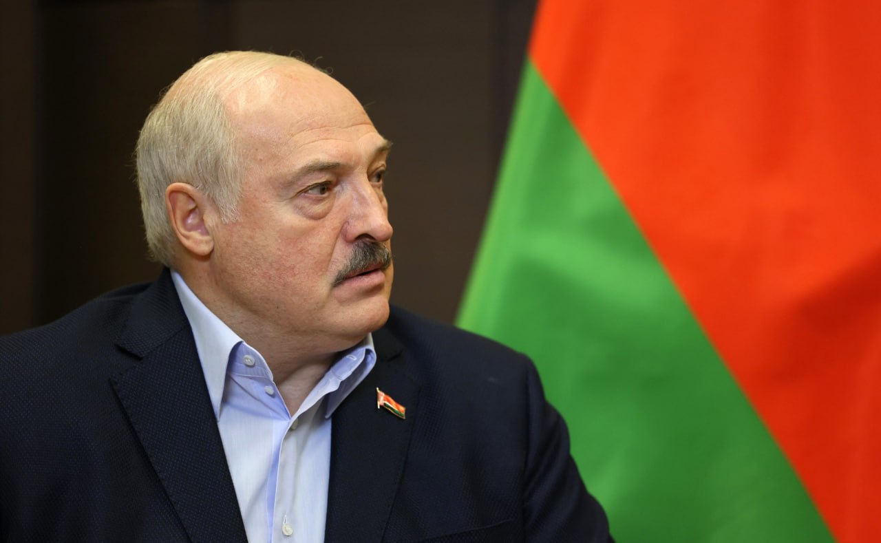 Александр Лукашенко проведет переговоры с президентом Ирана Встреча Глав государств пройдет во Дворце Независимости в узком и расширенном форматах Планируется подписание двусторонних документов направленных на расширение партнерства двух стран Накануне поздно вечером самолет лидера Ирана приземлился в Национальном аэропорту Сразу по прилету Масуд Пезешкиан направился в столицу где возложил венок к монументу Победы и почтил память героев защитивших Беларусь от немецко фашистских захватчиков Разговоры на кухне