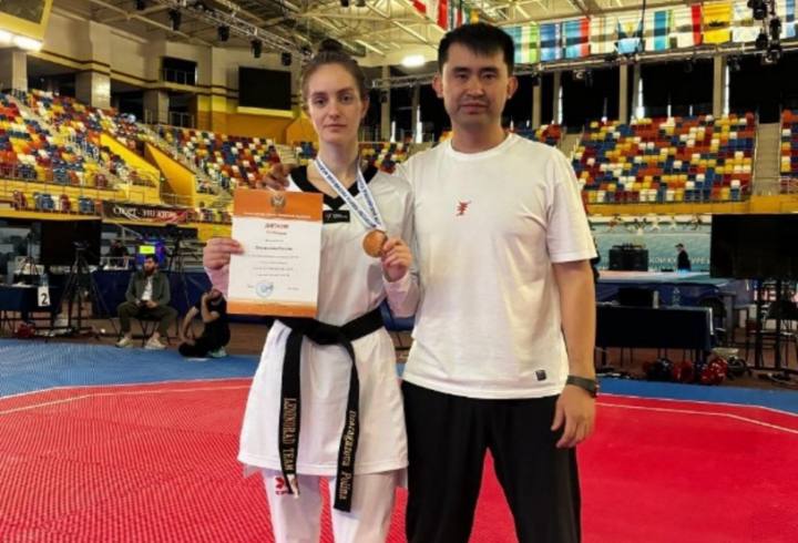 Тхэквондистка из Ленинградской области завоевала бронзу на чемпионате России Представительница Ленинградской области Полина Дзарагазова показала отличный результат на чемпионате России по тхэквондо. На турнир в Каспийске приехали свыше 400 бойцов из 49 регионов страны, чтобы побороться за медали в 16 весовых категориях. В весе до 57 килограммов среди девушек Полина Дзарагазова уверенно прошла отборочные поединки и в итоге завоевала бронзовую медаль. Впереди у спортсменки — новый вызов. Уже в мае она представит Россию на Кубке президента Европы, который пройдет в Болгарии. Online47 — Всё о Ленобласти и не только