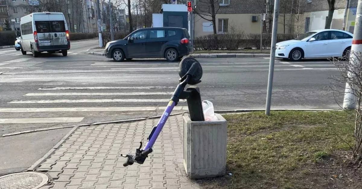 Электросамокаты, стоящие в неположенном месте, начнут эвакуировать Штраф и расходы на эвакуацию придëтся заплатить сервисам проката. Помимо этого, их смогут наказывать за несоблюдение ограничений. Новые правила вступят в силу с 1 сентября. Подписаться Прислать новость