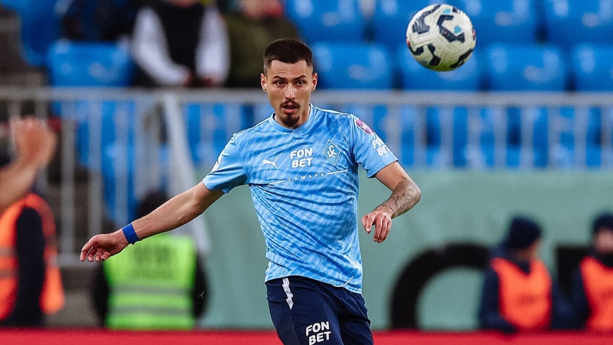 КДК РФС не будет рассматривать действия Ороза в матче с Ростовом Защитник Крыльев Советов не играл из за повреждения Он был включён в заявку на матч и получил жёлтую карточку за споры с арбитром находясь на скамейке запасных Так карточек у него стало четыре и он заработал дисквалификацию на следующую игру Судья оценил действия футболиста вынеся ему предупреждение Никаких дополнительных записей в протоколе нет У КДК нет оснований для вынесения дополнительных наказаний сказал Артур Григорьянц Матч ТВ news matchtv Виктор Лунченко Крылья Советов