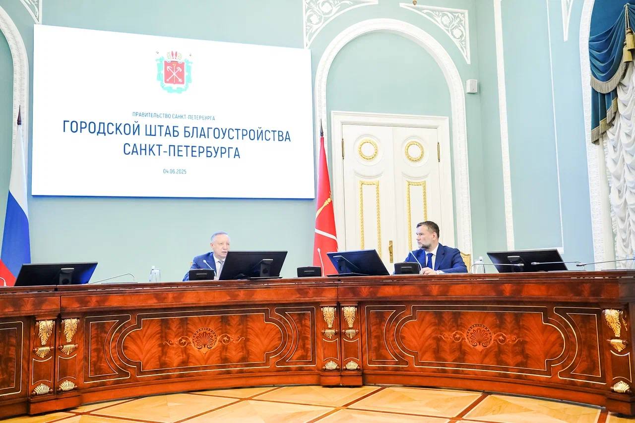 Губернатор Санкт-Петербурга Александр Беглов вручил награды победителям городского смотра-конкурса на лучшее комплексное благоустройство территорий Сегодня в Смольном под руководством Губернатора состоялось заседание городского штаба благоустройства, на котором обсудили ход выполнения регионального проекта «Формирование комфортной городской среды» в 2025 году и планы на 2026 год, а также отметили победителей смотра-конкурса на лучшее комплексное благоустройство за 2024 год. В центре Петербурга лучшими признаны Адмиралтейский, Василеостровский и Центральный районы, среди пригородных – Колпинский, Кронштадтский и Курортный. В первой группе районов сложившейся застройки победителями стали Калининский и Приморский районы, во второй – Красногвардейский, Невский и Московский. Александр Дмитриевич отметил, что 2024 год город завершил с хорошими результатами. Среди 57 благоустроенных общественных пространств – вторая очередь Линейного парка, бульвар на улице Крыленко, сквер на берегу Ижорского пруда в Колпино, сквер Расула Гамзатова на улице Руставели.