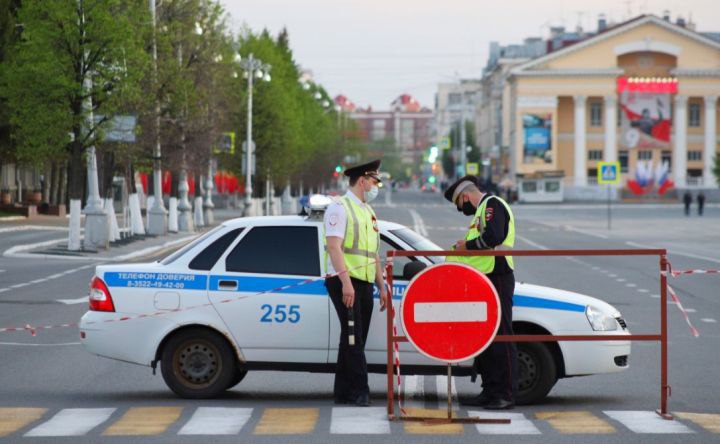 ‍ В Ростове для пешеходов перекрыли проход по одной из центральных улиц, а водителям ограничили движение по Думенко  В Ростове приступили к капитальному ремонту здания на Большой Садовой, 33/43. Чтобы избежать аварийных ситуация, пешеходом перекрыли часть проход по улице Островского в створе строения № 43 по западной стороне. Завершить работы и открыть проход для пешеходов планируют 20 декабря этого года.  Кроме этого, 1 сентября началась прокладка газопровода на Думенко. Из-за плановых работ для водителей ограничили проезд по Думенко от Лелюшенко до строения с адресным ориентиром: Думенко, 1в. Ограничения планируют снять 3 октября. #новости #ростов #дорога #новостиростова #ремонт #ограничения