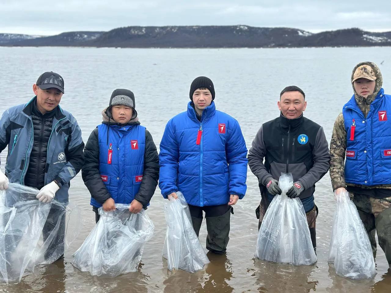 В реку Анабар Якутии в 2025 году выпущено 200 тысяч личинок чира Согласно Указу Главы Якутии Айсена Николаева Об основных направлениях государственной политики Республики Саха Якутия в Арктической зоне Республики Саха Якутия на период до 2030 года ведётся работа по искусственному воспроизводству водных биоресурсов в арктических районах Якутии Основной задачей проекта является поддержание стабильного уровня рыбных запасов сохранение видового разнообразия водной фауны и обеспечение надёжного источника питания жителей северных территорий Основным промысловым видом в арктических районах Якутии является чир Поэтому на водных объектах на территории Арктики ведётся зарыбление личинками сиговых видов рыб В реку Анабар в текущем 2025 году выпущено 200 тысяч личинок чира привезённых с Чернышевского рыбоводного завода сообщила курирующий Заместитель Председателя Правительства Республики Саха Якутия Ольга БАЛАБКИНА По утверждённому графику в последующие годы запланированы аналогичные мероприятия по выпуску мальков Так в 2026 году вновь предусмотрено выделение около 200 тысяч особей для дальнейшего увеличения численности популяции чира Согласно плану до 2029 года планировалось выпустить не менее 700 тысяч молоди личинок в водных объектах рыбохозяйственного значения Арктических районов Якутии Кроме того программа предусматривает реализацию комплекса научных исследований и образовательных мероприятий направленных на подготовку квалифицированных специалистов в сфере воспроизводства водных биоресурсов Эти меры позволят обеспечить устойчивое развитие рыбного хозяйства республики и сохранить экологическое равновесие экосистем Арктического бассейна Якутии сахасирэ ольгабалабкина мыработаем якутия арктика экология арктическаяякутия анабарскийрайон рекаанабар Подписывайтесь на канал t me balabkinaov