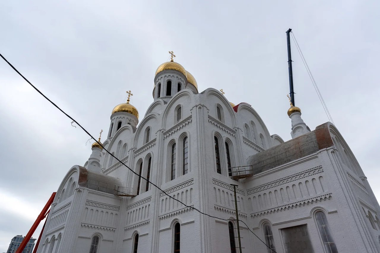 10 августа в Останкино, на границе районов Отрадное и Свиблово, открыт главный храм строителей России — храм Успения Пресвятой Богородицы на Берёзовой аллее. Пятиглавый белокаменный храм в стиле XII века вмещает более 1 000 человек. Верхний этаж посвящён Успению Пресвятой Богородицы, нижний — святой блаженной Ксении Петербургской. В комплексе находятся воскресная школа, дом причта и кризисный центр помощи женщинам. Продолжается благоустройство территории.