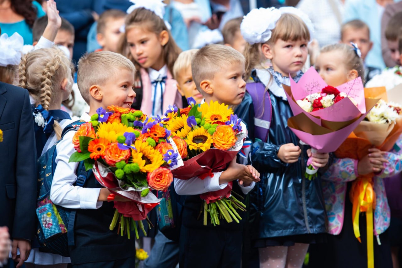 Призываю ФАС остановить необоснованный рост цен на цветы К 1 сентября цены вновь бьют рекорды Несколько роз или хризантем обойдутся родителям школьников почти в тысячу рублей скромные букеты от 2500 и выше Поставщики и торговцы как водится объясняют высокие цены логистикой курсом валют Притом что курс рубля стабилен и немало цветов сейчас выращивается внутри страны завозить не нужно Очевидно что бизнес просто хочет снять сливки заработать на Дне знаний Так же как и на Дне влюбленных и на 8 Марта Каждый год к этим датам происходят пиковые повышения цен Считаю что Федеральная антимонопольная служба должна провести комплексную проверку рынка и пресечь необоснованное завышение цен на цветы по праздникам цены на цветы 1сентября ФАС Подписаться на ТГ канал Сергея Миронова