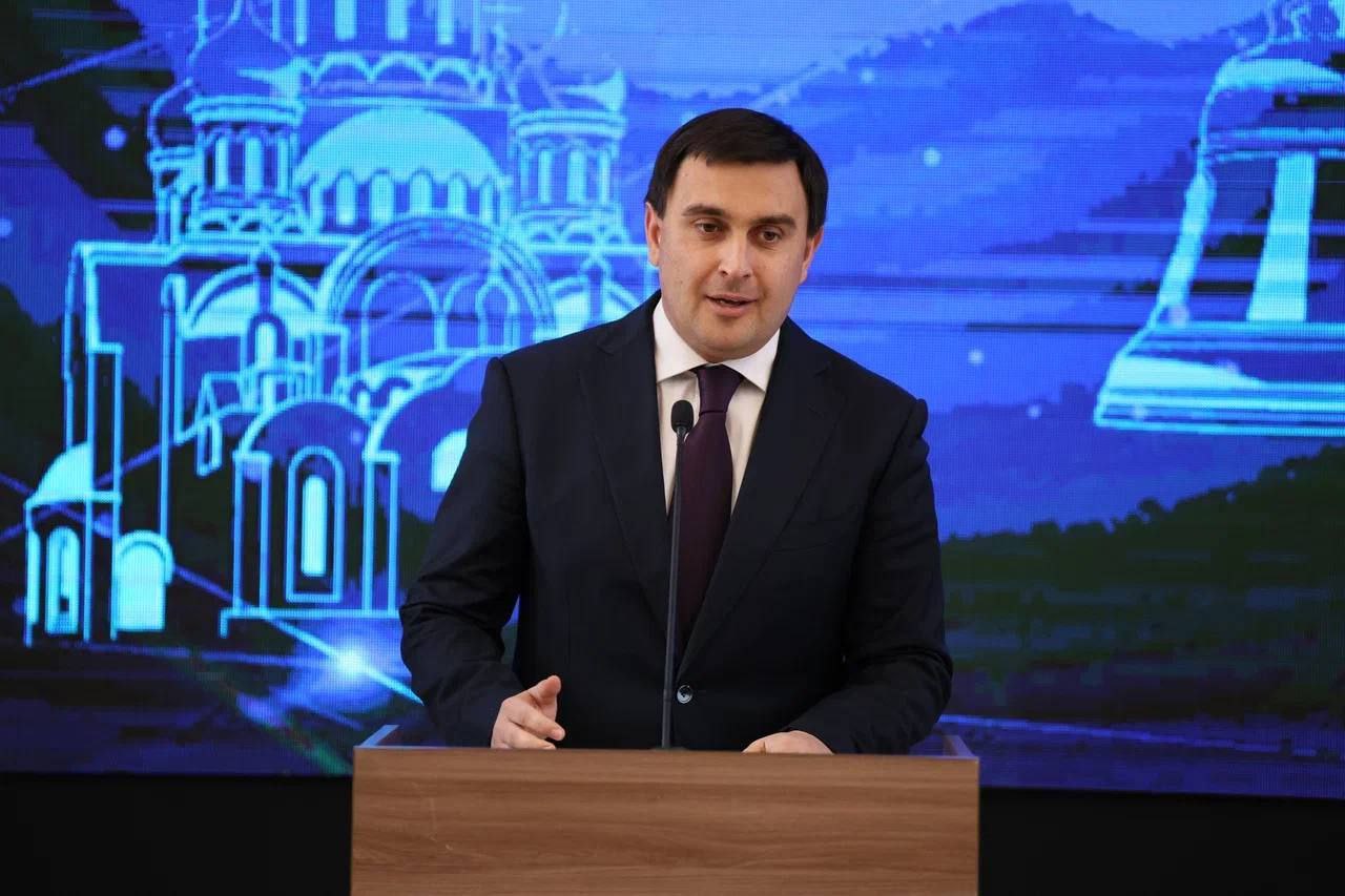 Мэр Реутова Филипп Науменко попал в реанимацию после аварии в Нижегородской области По данным нескольких источников msk1 news в минувшие выходные он пострадал в серьезном ДТП 8 декабря его перевезли на реанимобиле в Склиф Официально состояние мэра Реутова никто не комментирует Его помощники сослались на пресс службу где по номеру телефона не отвечали на протяжении всего дня Также его мама не стала комментировать информацию о здоровье сына Про Филиппа Науменко известно что он родился в Москве В детстве занимался в спортивной школе Приалит Сразу после окончания вуза с 2007 года трудился советником в Мособлудме В 2014 уже был депутатом в Балашихе став председателем комитета по торговле MSK1 в MAX Прислать новость