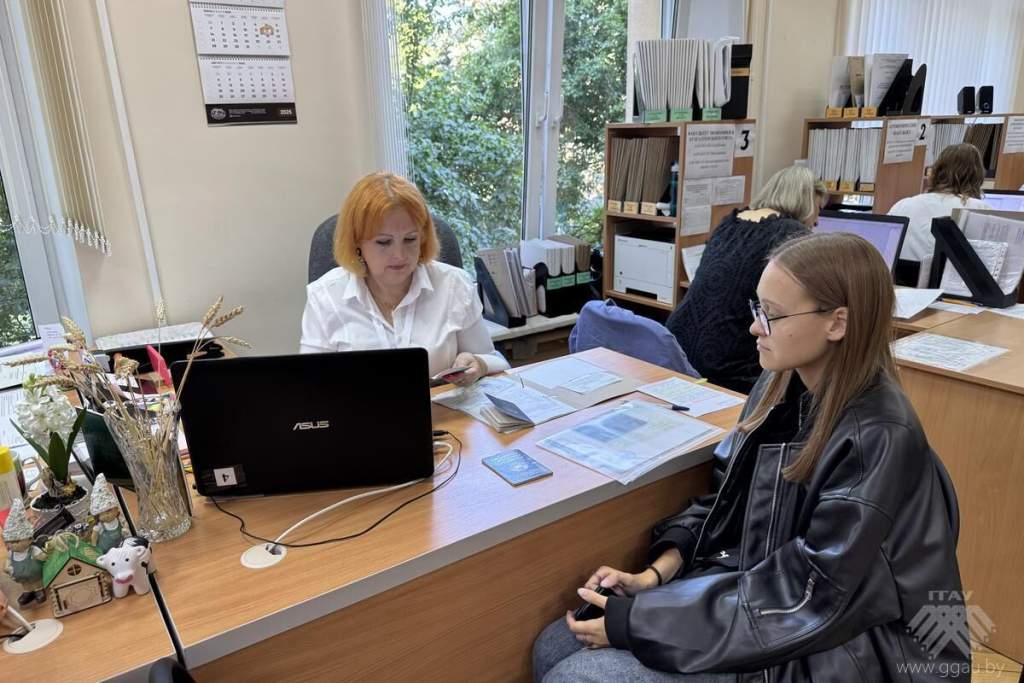 Какие специальности самые востребованные в Гродненском аграрном университете?  В 2025 году Гродненский государственный аграрный университет планирует принять 369 студентов на бюджетной основе. Несмотря на ограниченное количество мест, интерес к обучению высок — было подано 504 заявления. Особенно востребованы направления «Ветеринарная медицина» и «Защита растений и карантин».  Большинство будущих студентов родом из Гродненской области, однако среди подавших заявление есть представители Минской, Брестской и Гомельской областей Беларуси, а также один гражданин Азербайджана, выбравший специальность «Производство продукции растительного происхождения».   Обр.связь   ТГ    ВК    YouTube    Inst