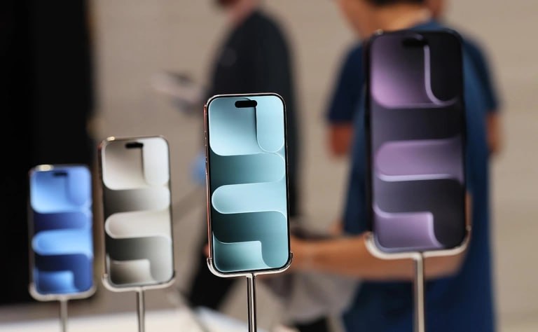 Официальные дистрибьюторы Apple предупредили индийских ретейлеров что им грозят серьезные штрафы в случае если импортированные ими iPhone новых моделей будут активированы с помощью иностранных сим карт в течение 90 дней с момента покупки Об этом сообщает индийское издание MoneyControl со ссылкой на сообщение разосланное дистрибьюторами розничным продавцам В особенности эта мера касается продаж iPhone новой 17 й серии Как отмечает портал дистрибьюторы меняют политику пытаясь ограничить попадание продукции Apple на рынки где компания официально не ведет свою деятельность Если в течение этого 90 дневного срока будет обнаружено что какое либо устройство проданное в вашей торговой точке активировано или используется с иностранной сим картой на вашу торговую точку будет наложен высокий штраф а код магазина может быть заблокирован в соответствии с политикой сказано в сообщении из рассылки В нем также отмечено что это уведомление официальное предупреждение магазинам Фото Michael M Santiago Getty Images РБК в Telegram и MAX