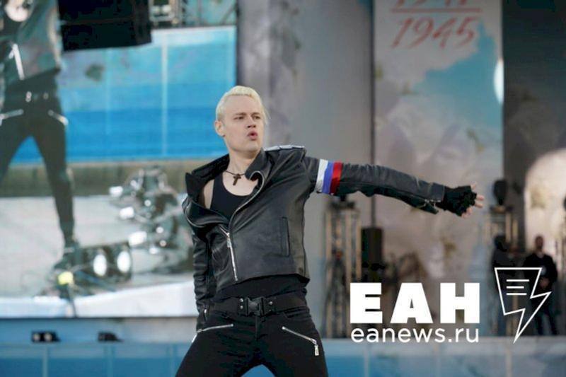 Я русский звучит вместо звонков на перемену в лицее ХМАО В Нижневартовском лицее 1 внедрили федеральный проект Музыка вместо звонков теперь перемены объявляют не стандартные звонки а музыкальные композиции Директор учреждения Эдмонд Игошин рассказал что ранее звучали От Волги до Енисея Любэ и Сделан в СССР Олега Газманова На текущей неделе учащимся предложили выбрать из трех песен Я русский Shaman Матушка Россия Надежды Кадышевой и Россия чемпионка Более 60 лицеистов отдали предпочтение песне Shaman По словам директора департамента образования ХМАО Оксаны Серебренниковой пока проект реализуется только в лицее 1 поскольку в других школах города для этого нет технических возможностей ЕАН в MAX ЕАН в VK