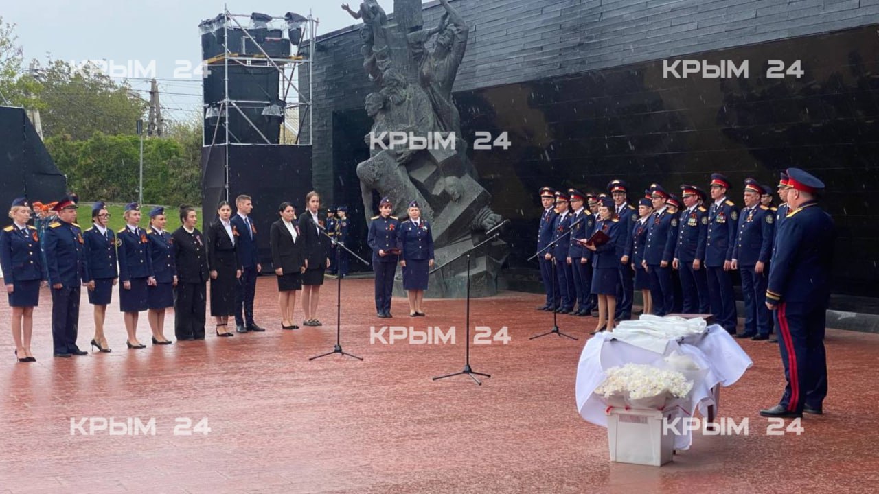  Молодые следователи Крыма приняли присягу офицера СК России Торжественная церемония прошла в Главном следственном управлении СК России по Республике Крым и Севастополю, где новички начали свой путь в профессии. Следователи из разных районов полуострова произносили слова присяги перед старшими товарищами — опытными офицерами. Руководитель ведомства, генерал-майор юстиции Владимир Терентьев, поздравил их с этим важным событием и подчеркнул, что эти слова должны всегда быть в памяти офицеров. Он пожелал молодым следователям здоровья, стойкости и стремления к обучению. Крым 24