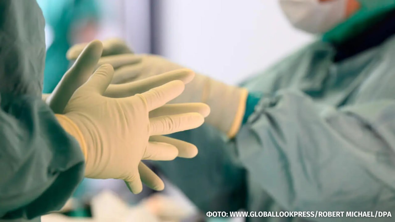 Мужчина три дня проходил со стаканом в заднем проходе его удалось спасти Об этом сообщили в Минздраве подмосковного Красногорска Местный житель поместил стакан себе в прямую кишку и три дня страдал от запора надеясь что предмет выйдет естественным путем Но время шло а ситуация оставалась неизменной Страдающий от дискомфорта мужчина все таки обратился в больницу Без проведения разрезов нам удалось извлечь инородное тело из прямой кишки пациента Операция заняла час сложность заключалась в том что стакан было трудно обхватить а использование инструментов было сопряжено с риском его повреждения что могло привести к серьезным последствиям рассказал заведующий вторым хирургическим отделением Красногорской больницы Дмитрий Жилкин Операция прошла успешно и пациент уже выписан под амбулаторное наблюдение специалистов РЕН ТВ в Telegram в MAX