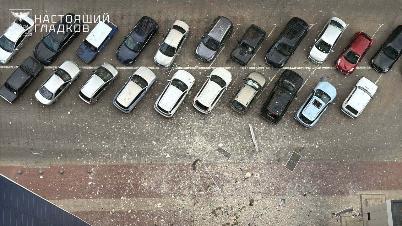 Пострадавших в результате прилёта дрона на Водстрое нет.  На месте ЧП побывал Вячеслав Гладков:  «В Белгороде беспилотник ВСУ атаковал многоквартирный дом. По предварительной информации, пострадавших нет.  В результате детонации повреждены остекление порядка 10 квартир и фасад. Осколками посечены 24 автомобиля. Подомовой обход продолжается.  Выехал на место ЧП. Проговорили с собственниками квартир по порядку дальнейших действий. Процесс у нас уже отработан, городская управа приступила к обходу квартир и составлению стартовых актов повреждений.  Увидел проблему: необходимо в кратчайшее время вместе с МЧС проработать и начать применять более четкий алгоритм действий для мирного населения после атаки беспилотника ВСУ. Часто враг атакует сразу несколькими БПЛА, и после первого удара может произойти второй. Обычные жители этого не понимают. Поэтому повторная атака, скорее всего, может привести к гибели или серьезным ранениям. Нужно через громкоговорители предупреждать покидать место атаки, уходить с открытых участков. Правоохранительные органы, самооборона и МЧС должны помогать жителям вывозить транспорт с поврежденных дворов. А мирное население должно находиться в закрытых помещениях, которые относительно безопасны: ванные комнаты без окон, подъезды с глухими стенами.  Оперативные службы работают на месте. Информация о последствиях уточняется»   Написать нам, прислать фото и видео:      Пoдпишись на Белгород №1