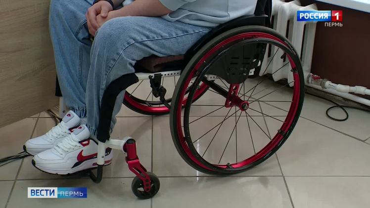 С начала года Отделение СФР по Пермскому краю оформило более 30 тысяч электронных сертификатов для людей с инвалидностью   vesti perm ru publications 5a2aed04 fdea 4c7a 9f6f 00ffd99ed250 В 2025 году Отделение Социального фонда России по Пермскому краю выдало пермякам с инвалидностью более 30 тысяч электронных сертификатов на приобретение технических средств реабилитации Получить средства реабилитации пермяки могут двумя способами в натуральном виде и с использованием электронного сертификата В 2025 году жители Прикамья смогли приобрести по сертификату свыше 1 млн 279 тысяч различных изделий в том числе слуховые аппараты и протезы кресла коляски и ортопедическую обувь абсорбирующее белье трости ортезы и многое другое На эти цели Отделение СФР по Пермскому краю направило 850 млн рублей