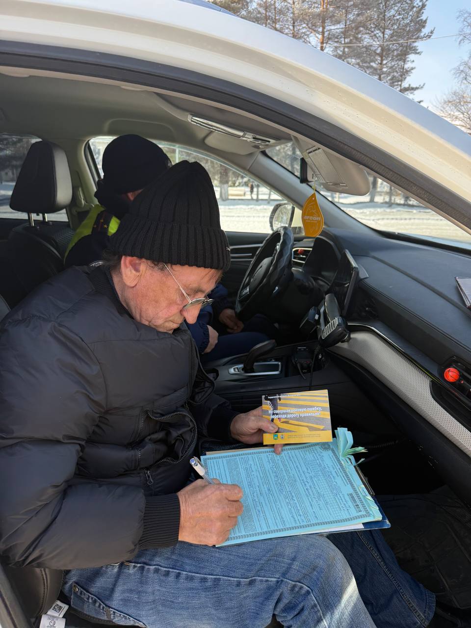 Госавтоинспекция Приморья в ходе профилактического мероприятия привлечено к ответственности 100 пешеходов и 19 водителей По данным Госавтоинспекции региона с начала года в результате наездов транспортных средств на дорогах Приморского края погибли 50 пешеходов в том числе 34 человека получили смертельные травмы нарушив правила перехода проезжей части дороги Наибольшее число нарушений было связано с переходом через проезжую часть дороги вне пешеходного перехода в зоне его видимости либо при наличии в непосредственной близости подземного пешеходного перехода нахождением на проезжей части дороги без цели её перехода и неожиданным выходом из за стоящего транспортного средства В целях предупреждения подобных фактов в регионе проходят соответствующие профилактические мероприятия В ходе последнего рейда к административной ответственности привлечены 119 жителей региона 100 человек нарушивших правила перехода проезжей части дороги и 19 человек не снизивших скорость при приближении к пешеходному переходу Сотрудники Госавтоинспекции напоминают за непредоставление преимущества в движении пешеходам пользующимся преимуществом водителю грозит штраф в размере до 2 5 тыс руб В свою очередь нарушение Правил пешеходом повлечет штрафные санкции в размере до 1 5 тыс руб При этом следует знать что отягчающим обстоятельством станет алкогольное или наркотическое опьянение В законодательстве также предусмотрена ответственность за неуплату штрафов Это касается как водителей так и пешеходов Если штраф не оплачен в установленный срок дело передается судебному приставу исполнителю Неуплата штрафа ведет к административной ответственности штраф в 2 раза превышающий первоначальный штраф но не менее 1 тыс рублей арест на срок до 15 суток обязательные работы на срок до 50 часов t me prim police vk com public180487861 ok ru group 55028167540942 25 мвд рф