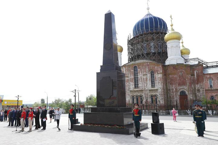 «Сделали для галочки и исчезли»  В Городище Волгоградской области неудачи продолжают преследовать инициативу властей по благоустройству пл. Павших Борцов. 2 мая здесь состоялась торжественная церемония открытия стелы «Рубеж Сталинградской доблести», где было объявлено о приведении зоны отдыха в порядок. Однако, как выяснилось спустя два месяца, благоустройство до сих пор так и не были завершено. Появились у властей и претензии к качеству выполненных работ.    Подробнее