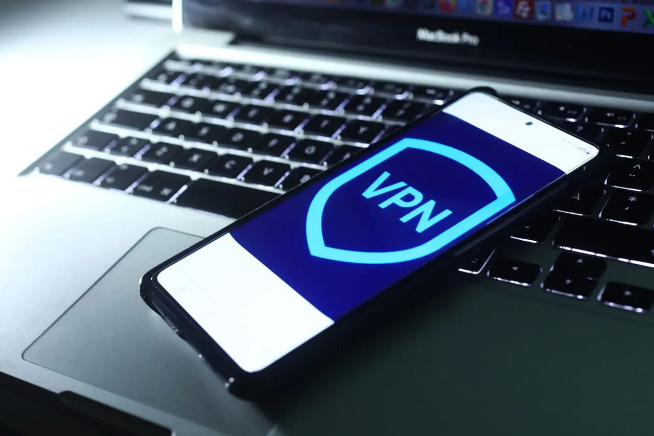 Загрузки VPN приложений в России выросли в 14 раз Количество скачиваний VPN приложений российской аудиторией в Google Play в марте составило 9 2 млн что в 14 раз превосходит прошлогодний показатель сообщает Коммерсантъ со ссылкой на данные Digital Budget Всего с марта 2025 года было зафиксировано 35 7 млн скачиваний из которых 21 27 млн за первый квартал этого года Согласно Apple Censorship отслеживает удаления приложений в App Store на конец апреля в российском App Store недоступны 116 VPN сервисов В конце марта стало известно что магазин удалил более 20 VPN сервисов по требованию Роскомнадзора Читайте Газету Ru в MAX
