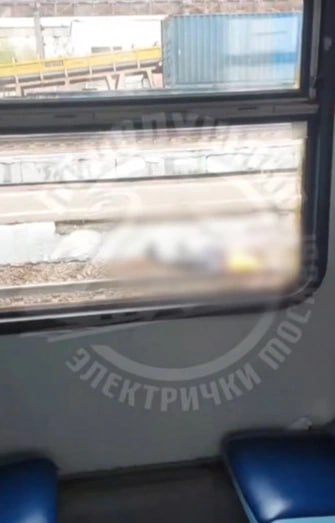 На станции в Александрове машинист погиб под колесами поезда Он оступился и оказался под колесами состава, сообщил канал «Подслушано электрички Москвы». Известно, что мужчина следовал с грузовым поездом в качестве пассажира. Подписаться Написать в редакцию