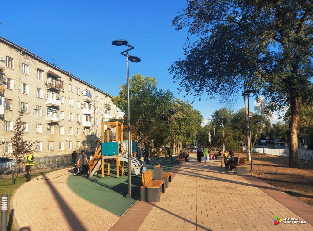В Краснооктябрьском районе завершили благоустройство второй очереди сквера на проспекте Металлургов Между улицами Таращанцев и Петра Гончарова уложили новую плитку установили освещение и камеры наблюдения поставили лавочки На территории оборудовали спортивную и две детские площадки Высадили более 140 деревьев и свыше 800 кустарников липы клены рябины можжевельники барбарис и другие Ухаживать за ними помогает современная система полива Напомним что год назад обновили участок проспекта между улицами Кузнецова и Таращанцев Живой Волгоград теперь и в Max