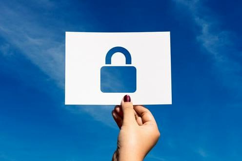 В Казахстане готовят законодательную почву для блокировки соцсетей Министерство культуры и информации предложило поправки которые позволяют ограничивать доступ к онлайн платформам если они не выполняют требования уполномоченного органа В документе указано что платформы должны удалять запрещённые материалы предоставлять данные об анонимных аккаунтах с аудиторией свыше пяти тысяч подписчиков и корректно маркировать контент Кроме того предлагается запретить регистрацию в соцсетях детям младше 16 лет Невыполнение любого из этих требований может стать основанием для блокировки ресурса Подробнее на нашем сайте Актуальные новости из Центральной Азии fergananews